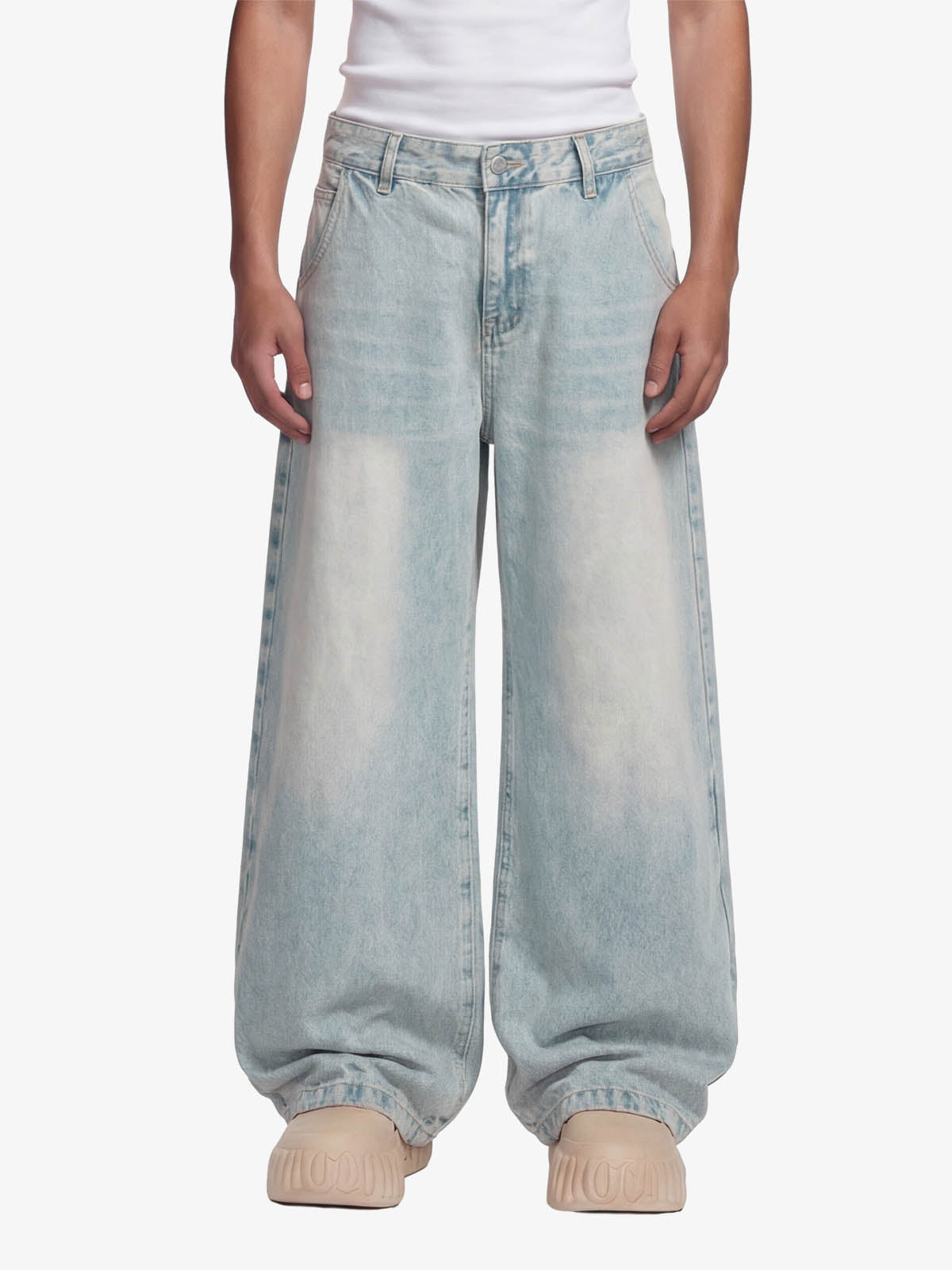 Jeans de mezclilla lavada y desgastada con corte recto
