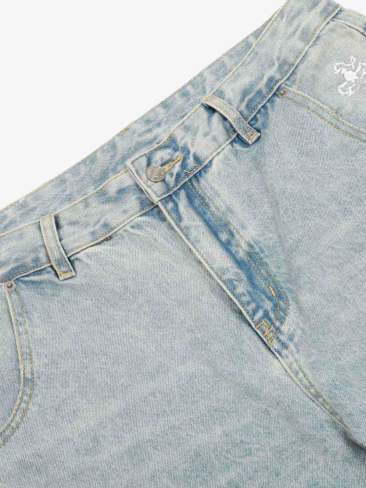 Jeans de mezclilla lavada y desgastada con corte recto