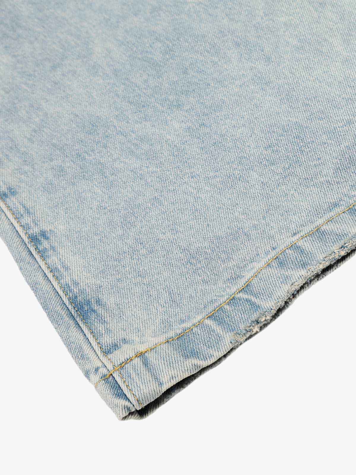 Jeans de mezclilla lavada y desgastada con corte recto